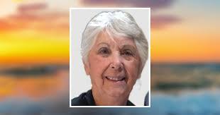 Helen Exner's Instagram, Twitter & Facebook