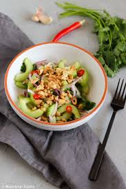 Asiatischer Gurkensalat Mit Erdnussen Gerostetem Knoblauch Munchner Kuche Rezept Asiatischer Gurkensalat Lebensmittel Essen Salat
