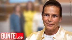 Prinzessin stéphanie von monaco wird ihre tochter sie verlassen? Stephanie Von Monaco Im Kanarienvogel Kleid Zeigt Tochter Pauline Ihre Traumbeine Youtube