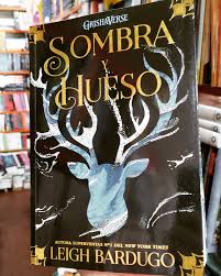 La ficción de netflix relata dos historias en una misma línea temporal, shadow and bone y six of crows. Trilogia De Sombra Y Huesos El Templo Del Libro Facebook