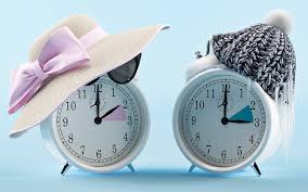 Κάθε τελευταία κυριακή του οκτωβρίου γυρίζουμε τα ρολόγια μία ώρα πίσω, καθώς τίθεται σε εφαρμογή η χειμερινή ώρα. Allagh Wras 2021 Pote Pername Sth 8erinh Kai Gyrname Toys Deiktes Mia Wra Mprosta