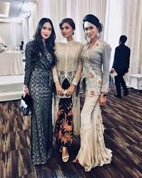 Latib dan ibu mawar, datin marinee abdullah. Terlajak Romantik Foto Foto Majlis Resepsi Perkahwinan Raf Yaakob Dan Mawar Rashid Iluminasi