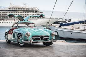 Mercedes Benz Revealed The Production 300 Sl Gullwing Alongside The Similarly Styled 190 Sl At The 1954 Intern In 2020 Mercedes 300sl Mercedes Benz 300 Mercedes Benz