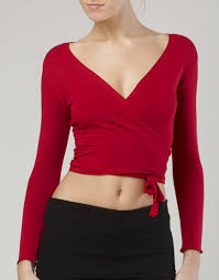 It is closed by overlapping the two segments and tying the straps behind the back or along the side, depending on the length. Viskose Wickeljacke Vigueur Temps Danse