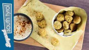 Aggiungi 400 g di ceci scolati, una cipolla, uno spicchio di aglio, un pizzico di pepe, il sale, un cucchiaino scarso di bicarbonato e amalgama 30 sec. Falafel Al Forno Le Polpette Salutari Di Ceci Che Creano Dipendenza Youtube