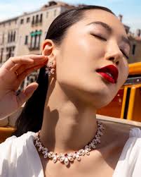 Breathtaking and irresistible like an ocean wave. The design of Roberto  Coin's new Tiarè collection exudes femininity: gold intersects with gems  and diamonds to create a corolla of colours much like those