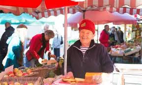 Ein Verkauferin An Einem Marktstand Lachelt In Richtung Kamera In 2020 Bremen Kulinarisch Tipps