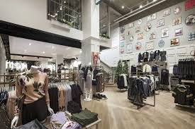 Oasis Flagship Store At Tottenham Court Road By Dalziel Pow London Uk Retail Design Blog Design Retail Design Retail Store Design