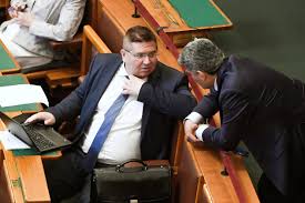 Minden, amit gulyás gergely témában tudni érdemes. 150 Milliard Forintot Fizethetunk Brusszelnek Kozben Gulyas Gergely Leszamol A Lazar Arvakkal 24 Hu