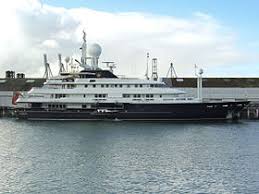 C'est l'épouse de bernard tapie qui est parvenue à se libérer pour aller alerter une voisine, qui a donné l'alerte. Reborn Yacht Wikipedia