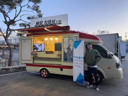 Selama ini banyak orang yang menyewakan rumah, apartemen, ruko dan lainnya dan kini food truck banyak juga yang. Tradisi Saling Kirim Food Truck Di Kalangan Artis Korea