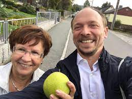 Erst vor kurzem hatte wanderwitz mit einer aussage zum wahlverhalten ostdeutscher für eine kontroverse gesorgt. Marco Wanderwitz On Twitter Mit Uta Windisch Tzt Beim Hausturwahlkampf In Burkhardtsdorf Haben Wir Nashibirnen Geschenkt Bekommen Was So Alles Wachst Im Erz Cdu Https T Co Oin94mdday