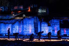 Cette année, il en coûtera 82 506 euros (ttc) à la ville de lyon, qui s'est offert les services de la société vendéenne jacques couturier organisation. Videos Fete Des Lumieres A Lyon Bougies Et Impressionnants Feux D Artifices Sauvages