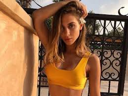 Sedlaczek ist die älteste tochter des schauspielers. Bundesliga Winterpause Sky Moderatorin Esther Sedlazcek Geniesst Die Pause In Afrika Mopo De