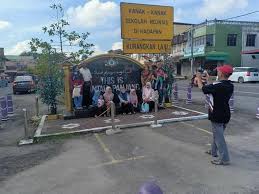 Perniagaan di kawasan zon bebas cukai rantau panjang di sini, kembali beroperasi selepas pekan tersebut lumpuh akibat ditenggelami banjir seminggu lalu. Jadikan Zon Bebas Cukai Rantau Anak Jati Rantau Panjang Facebook