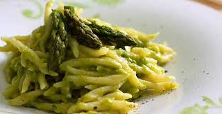 Ecco a voi la ricetta degli asparagi con le uova rivisitata in tante sfiziose. Trofie Con Pesto Di Asparagi E Uova Sode J Momo