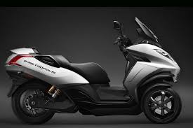 Cette tendance sera tout de même à confirmer avec l'arrivée du nouveau mp3 500 advanced doté de la marche arrière au cours du mois de juin, qui. Peugeot E Metropolis Le Scooter 3 Roues Aura Sa Version Electrique