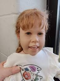 Encontrei essa boneca num brechó hoje por 10 reais acredita 🤣 trouxe para  casa e vou deixar de decoração ou dar para minha sobrinha.. me ajudem com  nome para ela ? Vou