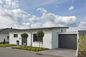 Bungalow Haus Mit Garage Und Pultdach Architektur Einfamilienhaus Bauen Baumeister Haus Kempf Massivhaus Id Baumeister Haus Haus Bungalow Fertighaus Bungalow