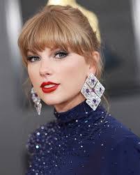 Beatrice Diamond's Instagram, Twitter & Facebook