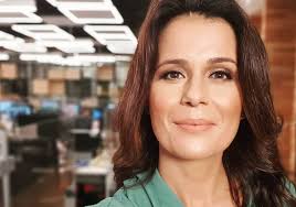 Nova contratada da Band, Adriana Araújo toma vacina e manda recado