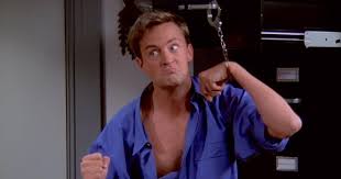 Chandler bing, the iconic character from the hit tv sitcom friends, portrayed by matthew perry, works as an it procurement manager with the specialization what is chandler bing's job? Matthew Perry Stoppte Offenbar Friends Handlungsstrang In Einer Schwulenbar Queer De