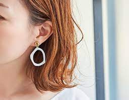 items アイテム phoebe フィービィー 有機的な表情のシルエットは 今季トレンドのデザインです ピアスのような見え感で着用 ができるのもマグネットピアスの魅力です ピアス イヤリング アクセサリー