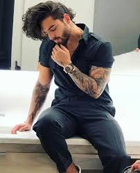 If you have extremely long hair, this is an easy guide to help you tame that rapunzel of a head! Oh Gawd Maluma Is So Hot Curly Hair Styles Long Hair Styles Men Curly Hair Men