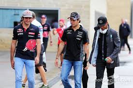26 de enero de 1990) también conocido como checo, es un piloto de automovilismo mexicano. L To R Carlos Sainz Jr Scuderia Toro Rosso With Sergio Perez Sahara Force India F1 And Lewis Hamilton Mercedes Am Sergio Perez Carlos Sainz Mercedes Amg