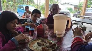 Lokasi kami berada di jalan raya mojo ploso mojo kediri. Viral Satu Keluarga Terlanjur Nyaman Mengira Makan Di Warung Ternyata Makan Di Rumah Orang Halaman 2 Tribunstyle Com