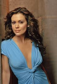 Three sisters discover their destiny, to battle against the forces of evil, using their witchcraft. Phoebe Halliwell Charmed Wiki Fandom