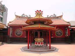 Built 3 years after the vihara dharma jaya, the vihara tanda bhakti is recorded to be 256 years old. Vihara Dharma Bhakti Jakarta Walking Tour