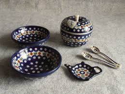 Apfel polishはポーランド食器ポーリッシュポタリーメーカーzaklady ceramiczne boleslawiec社正規輸入代理店です。 ポーリッシュポタリーの日本向け輸出販売業務を行っております。現地出荷・船積み手配から日本国内での通関及び御社倉庫納入までのトータル一貫サポートを行っております。 ãƒãƒ¼ãƒ©ãƒ³ãƒ‰ é£Ÿå™¨ã®å€¤æ®µã¨ä¾¡æ ¼æŽ¨ç§»ã¯ 299ä»¶ã®å£²è²·æƒ…å ±ã‚'é›†è¨ˆã—ãŸãƒãƒ¼ãƒ©ãƒ³ãƒ‰ é£Ÿå™¨ã®ä¾¡æ ¼ã‚„ä¾¡å€¤ã®æŽ¨ç§»ãƒ‡ãƒ¼ã‚¿ã‚'å…¬é–‹