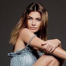 Ficou conhecida ao interpretar a personagem homossexual clara, na telenovela mulheres apaixonadas, a vilã sílvia em duas caras, em viver a vida, no papel da. Alinne Moraes Amoraesoficial Twitter