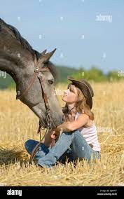 Mujer haciendo el amor con caballos