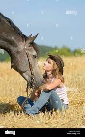 Mujer caballo amor confianza fotografías e imágenes de alta resolución 