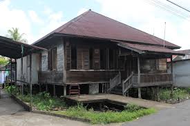 Rumah panggung sunda yang asli terbuat dari kayu atau anyaman bambu dengan atapnya berasal dari daun ijuk. Rumah Tua Potensi Kampung Wisata Di Pontianak Timur Tukang Jalan Jajan