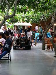 Di sini kamu bisa kembali ikut berlayar dengan safari river cruise atau bertemu dengan berbagai satwa. Wisata Kampung Coklat Hadirkan Perpaduan Eropa Dan Tradisional Indonesia Lenteratoday Com