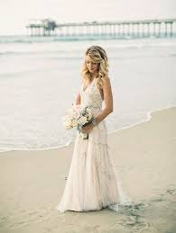 Las bodas a orillas del mar se caracterizan por hacer uso de tela liviana: Vestidos De Novia Para Bodas En La Playa 10 Curso De Organizacion Del Hogar Y Decoracion De Interiores
