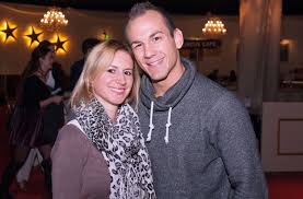 Jun 28, 2021 · jessica paszka heizt uns ein: Ringer Weltmeister Frank Stabler Und Seine Verlobte Sandra Musch Bei Der Premierenparty Im Weltweihnachtscircus Stuttgarter Nachrichten