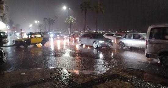 سقوط أمطار غزيرة بالإسكندرية وانخفاض كبير فى درجات الحرارة.. فيديو وصور