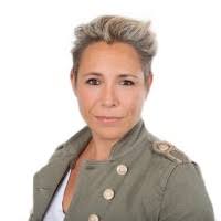 700+ (na) “Amanda Hart” profile