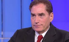 Ca să fie în tendințe și mereu pe placul soției sale, silvia chifiriuc, mai tânără cu 25 de ani, fostul politician a umblat în primul rând la ținută. Petre Roman ApariÈ›ie È™ocantÄƒ In PiaÈ›a UniversitÄƒÈ›ii Ce Are Pe Cap Stirile Kanal D