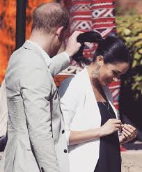 Harry Meghan On Instagram Harry Fixing Meghan S Ponytail Meghanmarkle Princeharry Prince Harry And Meghan Duke And Duchess Harry And Meghan