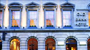El establecimiento incluye un restaurante y una zona de bar donde los huéspedes pueden disfrutar de muchas comidas, incluido el desayuno. Hotels In Old Bank Buildings Architectural Digest