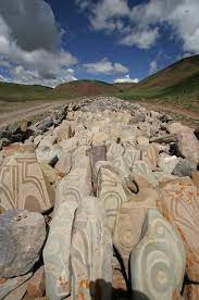 玛尼堆 藏语叫 玛尼朵崩 或 朵崩 有的称之为 拉则 即 山尖 或 山峰 玛尼 来自梵文佛经 六字真言经 唵嘛呢叭咪哞 的简称 因在石头上刻有 玛尼 而称 玛尼石 玛尼堆 是指在石板或经加工而成的石头上刻有 photo mount rushmore natural landmarks