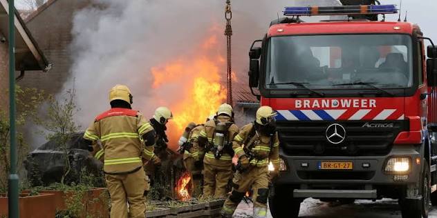 Omroep - 5 kinderen komen om bij woningbrand nadat ze alleen thuis waren gelaten 🥀 Bekijk het hier -> https://www.infonieuws.nl/5-kinderen-komen-om -bij-woningbrand-nadat-ze-alleen-thuis-waren-gelaten/ | Facebook