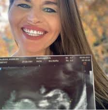 La actriz espera a su segundo hijo y se mostró muy feliz con la noticia. Angie Balbiani Anuncio Que Esta Embarazada