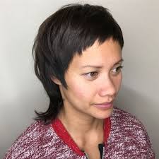 A standard layered hairstyle is usually composed of two layers with shorter hair tracing the face, but many also choose to go for lots of layers. 10 Ways To Style Modern Female Mullet In 2021