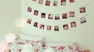 Foto polaroid bisa dijadikan sebagai hiasan atau dekorasi dinding kamar tidur yang memorable, tetapi tetap estetik. Duh Cantiknya 3 Ide Dekorasi Backdrop Tempat Tidur Ini Bakal Bikin Makin Betah Di Kamar Tribun Solo